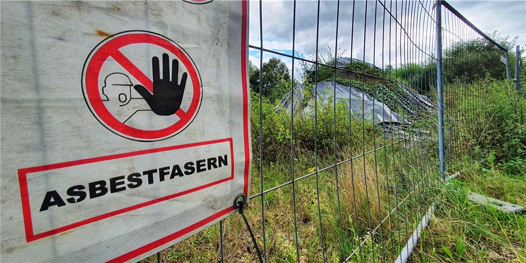 Asbest in der Bleiche: Überraschende Wende bei der Entsorgung Der Asbesthaufen in der Bleiche liegt schon viele Jahre auf dem eingezäunten Areal.