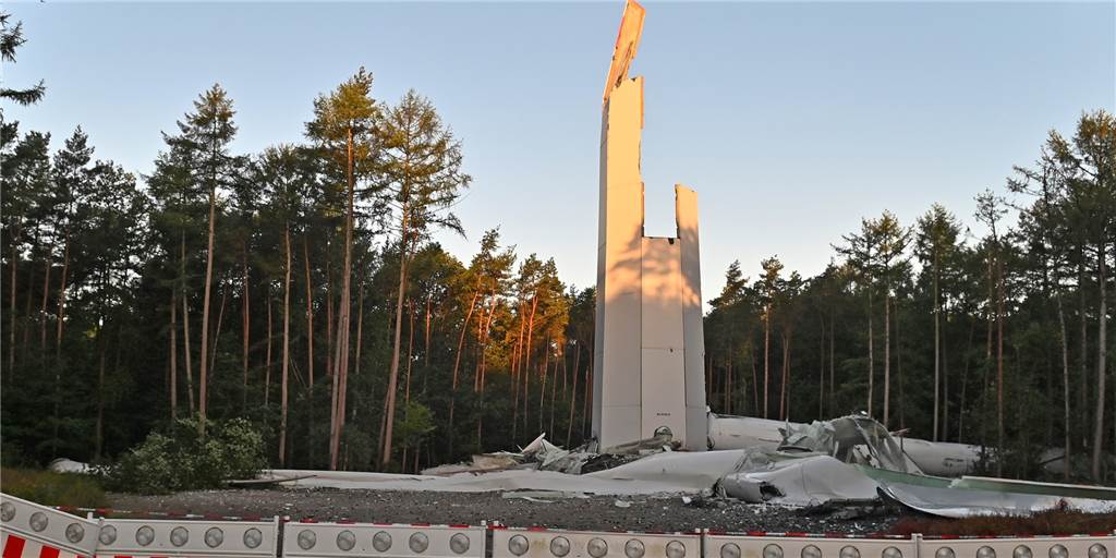 Bestürzung nach Windrad-Einsturz in Haltern: „Ein Werk der Zerstörung“ Wenige Betonteile des Windrades stehen noch, darin liegt die herabgestürzte Gondel.