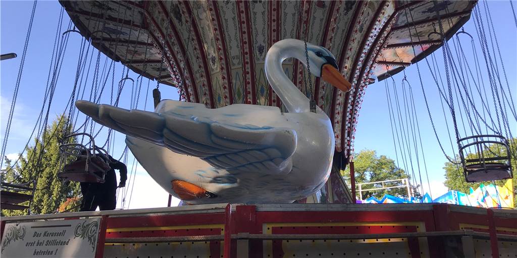 Familienkirmes in Castrop-Rauxel: Maskenpflicht trotz Corona-Lockerungen Letzte Putzarbeiten vor der Kirmes-Eröffnung am Freitag (1.10.): Der Boden von „Hartmanns Schwanenflieger“ wird gewienert.