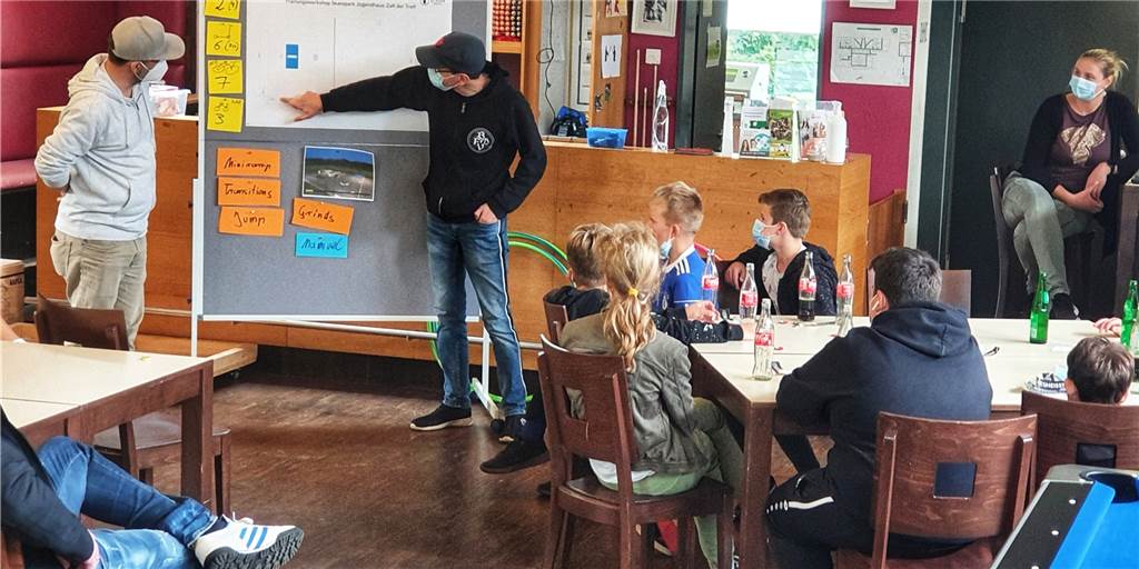Skateanlage am Zak: Viele Ideen für den Traum – Knackpunkt Kosten? Im Workshop mit Skateparkplaner Ingo Naschold (l.), dem Zak-Leiter-Duo Vera Eßeling (r.) und Fabian Walke (M.) und den Kids kamen viele Ideen für eine Anlage zusammen.