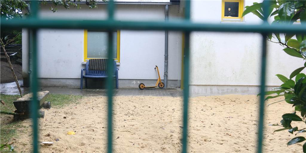 Vorwurf der Misshandlung: Mitarbeiterin der Kita Jona wird suspendiert Tatort Kita? Wegen des Vorwurfs der Misshandlung zogen die Verantwortlichen personelle Konsequenzen in der Kita Jona. Eine Mitarbeiterin wurde suspendiert.