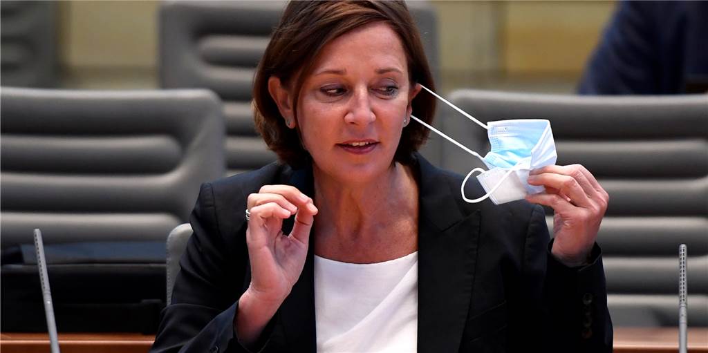 Schulministerin Yvonne Gebauer muss Schluss machen mit dem Maskenball NRW-Schulministerin Yvonne Gebauer (FDP) denkt über eine Abschaffung der Maskenpflicht an weiterführenden Schulen nach. Das sollte sie den Eltern der ungeimpften Kinder genauer erklären, findet unsere Autorin.