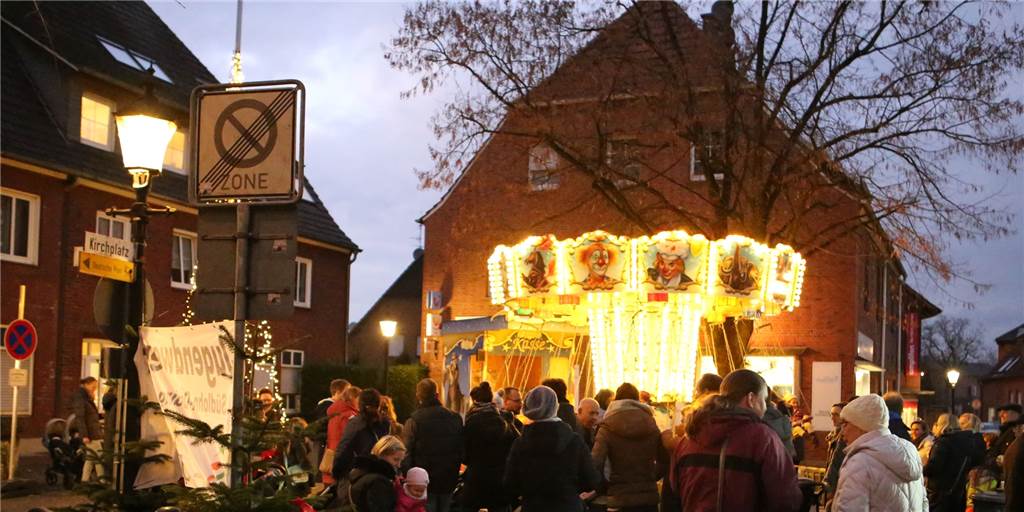 Neue Weihnachtsbeleuchtung für Südlohn: „30.000 Euro für einen Plastikbaum?" Zunächst soll der Ortsteil Südlohn eine neue Weihnachtsbeleuchtung erhalten. Die Mitglieder des Kulturausschusses haben dabei eigene Ideen entwickelt, dies stets mit Blick auf die Kosten. Auch die Linde im Dorfkern soll eingebunden werden.