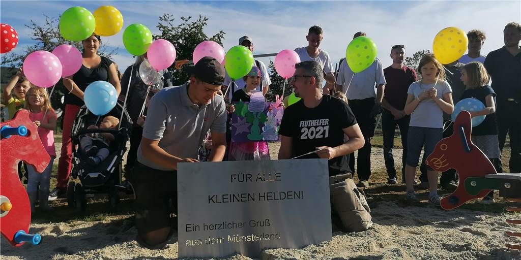 Legdener bauen Spielplätze in Bad Neuenahr-Ahrweiler wieder auf Die Kinder bedankten sich mit vielen bunten Luftballons beim Tema Münsterland für einen weiteren Spielplatz zum austoben.