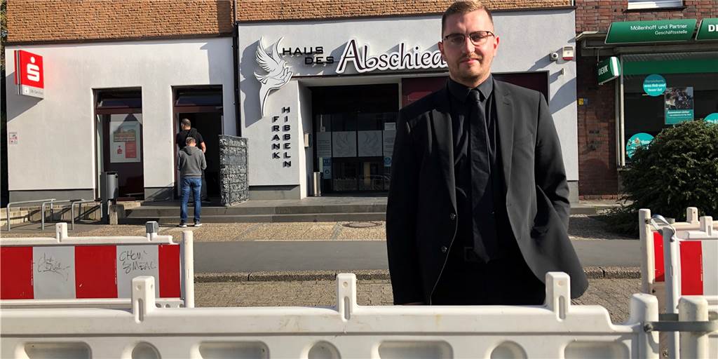 Bestatter frustriert über plötzliche Baustelle vor Trauerhalle Von der Außenwelt abgeschnitten - zumindest vom Autoverkehr - ist momentan das "Haus des Abschieds" von Frank und Lennart (Foto) Hibbeln. Die Bestatter hätten sich eine frühzeitige Information darüber gewünscht