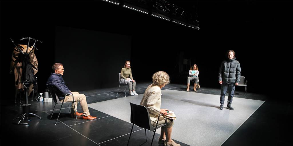 Eigenheim verwüstet: Darf man dem Täter verzeihen? Im neuen KJT-Stück „Kein leichter Fall" sind Requisiten kaum von Bedeutung. Das schafft den Schauspielern Raum für intensive Dialoge.
