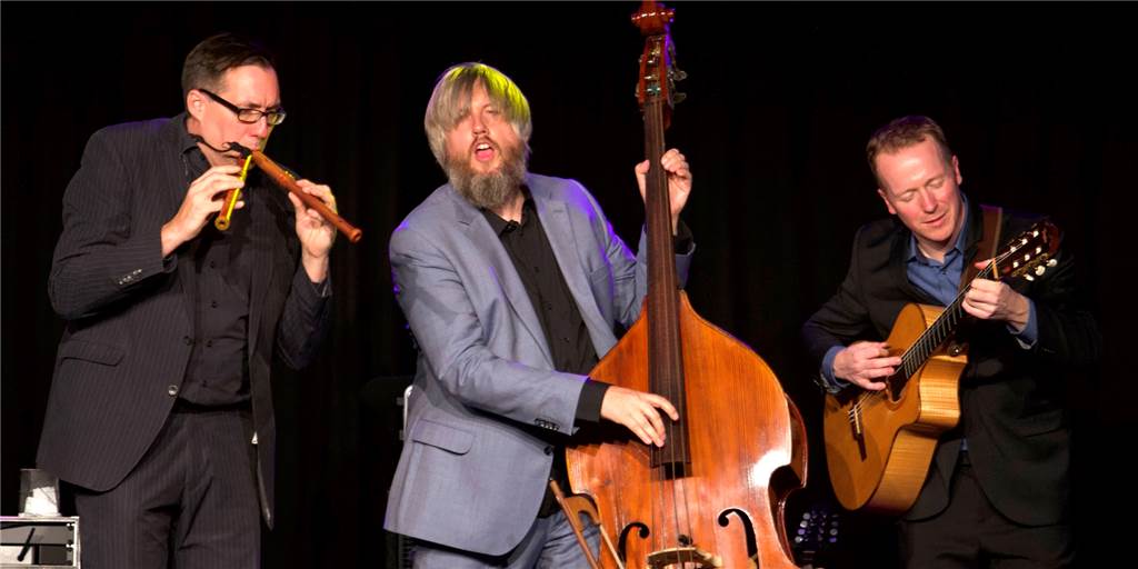 Wildes Holz: „Grobe Schnitzer“ begeistern im Hansa-Theater Wildes Holz mit (v.l.) Tobias Reisige, Markus Conrads und Johannes Behr boten im Hansa-Theater Hörde mit ihren Holzinstrumenten ein umfangreiches Repertoire und wurden zu recht gefeiert.