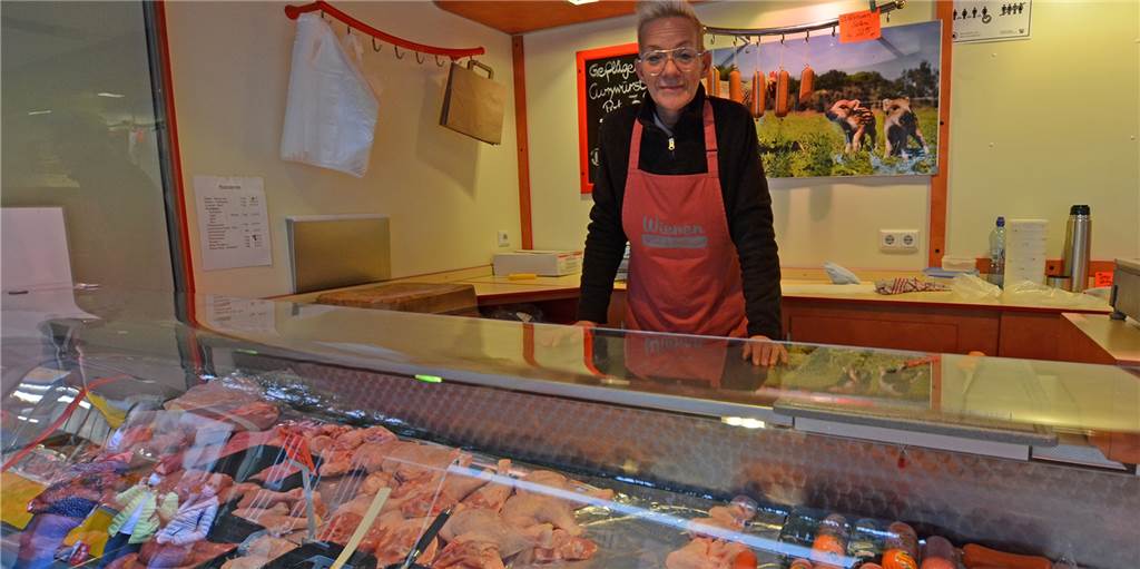 Markt-Besucher sind glücklich: Endlich wieder Geflügel und Wild Jeden Samstag steht Petra Rama nun im Verkaufswagen des Wild- und Geflügelhändlers Hans-Wilhelm Wienen und berät die Marktbesucher.