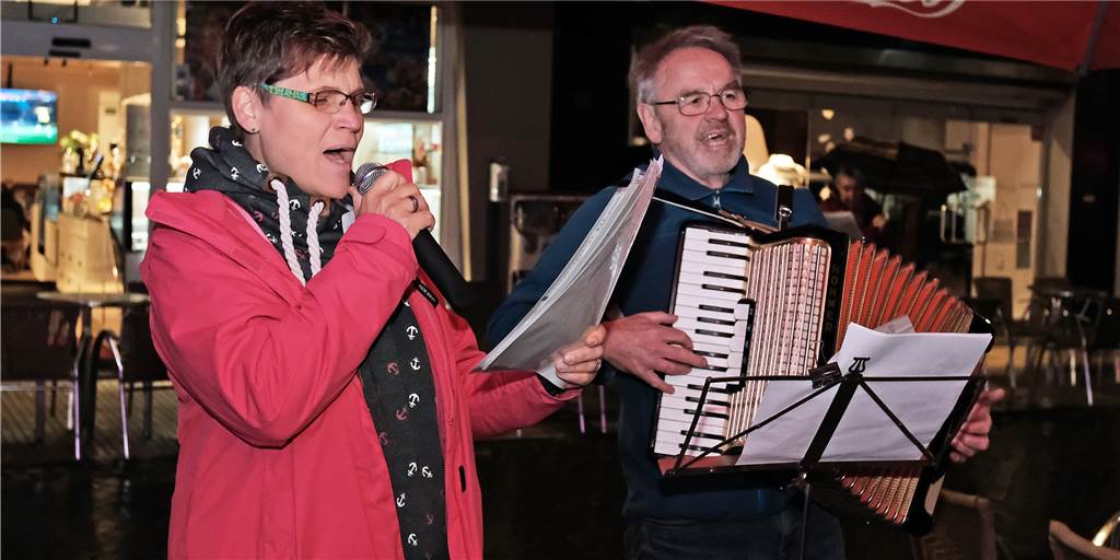 Toleranz, Menschenwürde, Vielfalt und Miteinander standen im Fokus Aufgelockert wurde die Abschlussveranstaltung mit gemeinsamen Singen. Den Ton gaben Martina Lissner (Gesang) und Bernhard Wiemeyer (Akkordeon) vor.