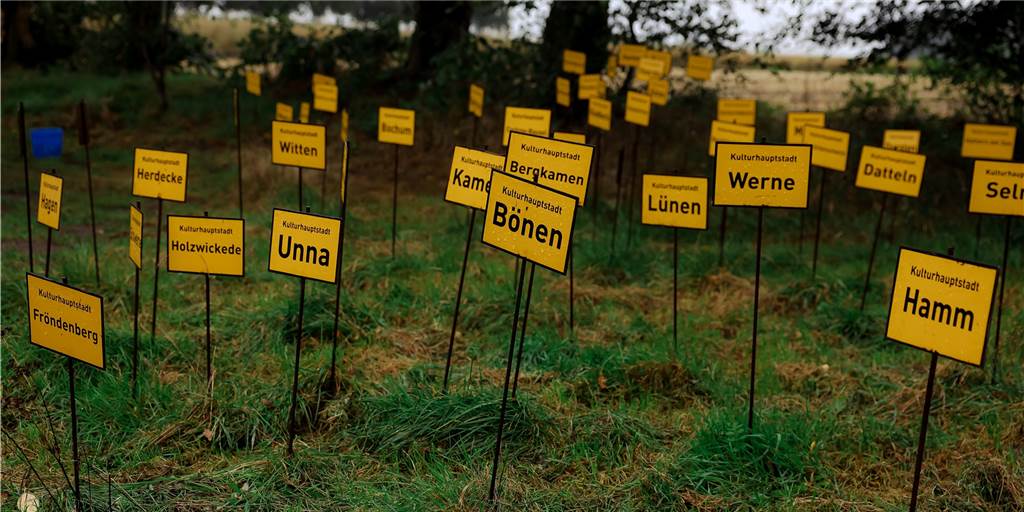 RuhrKulturGarten bei Bauer Dalhaus nach Renovierung wiedereröffnet 53 verschiedene Apfelbäume stehen im „RuhrKulturGarten“ für die Städte im Ruhrgebiet.