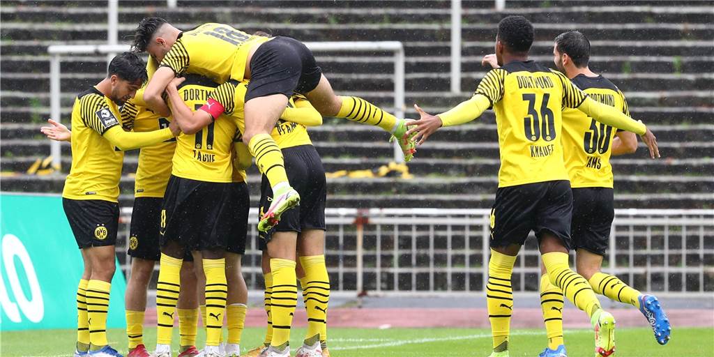 Tabellenführer! BVB-U23 gewinnt gegen Würzburg dank eines Blitzstarts Große Freude bei der BVB-U23 nach dem 1:0 von Tobias Raschl.