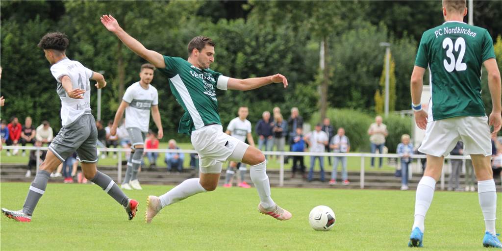 Angstgegner BW Huckarde: FC Nordkirchen verliert schon wieder beim Kellerkind Nils Venneker (r.) flog mit der Roten Karte vom Platz.
