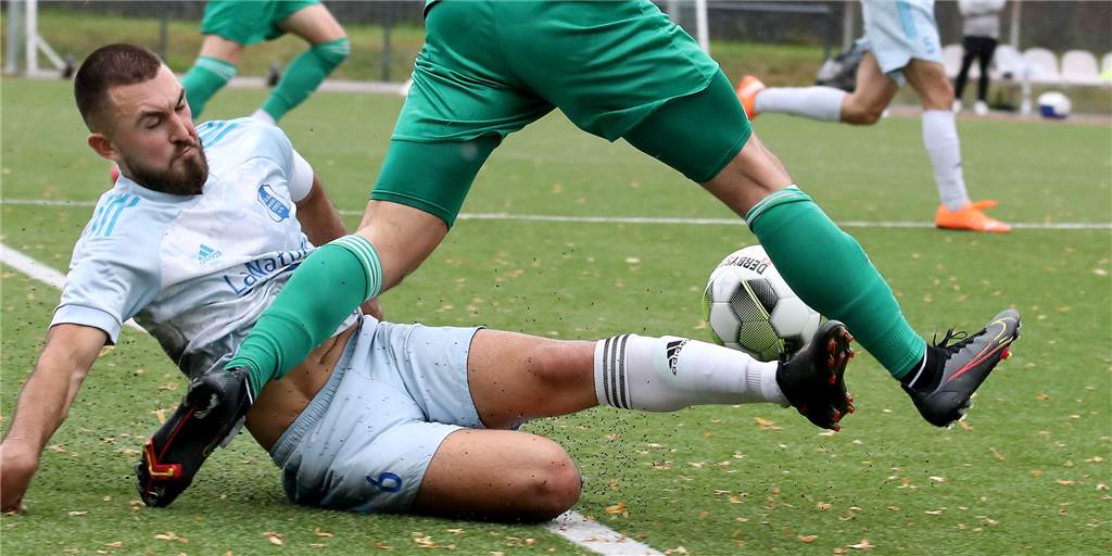 Viele Derbys! Wir zeigen die besten Sport-Fotos des Wochenendes Auch spektakuläre Zweikämpfe gehörten zum Treiben auf den Sportanlagen.
