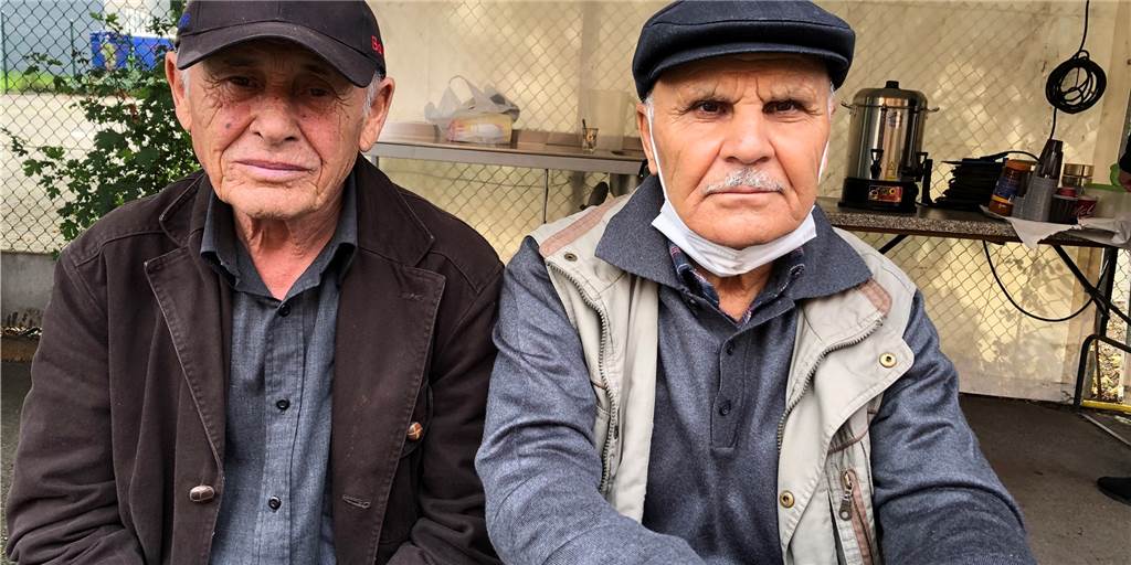 Als Gastarbeiter gekommen und Ahauser und Heeker geworden Nach dem Freitagsgebet in der Ahauser Moschee sprachen Abdullah Tetik (l.) und Ali Sönmez über ihr Leben im Münsterland.