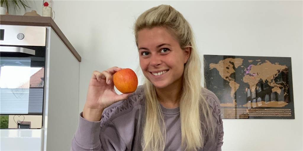 Fastenbrechen nach dem Heilfasten: Der erste Apfel war ein Gedicht Zum Fastenbrechen wird ein roher Apfel empfohlen. Später am Tag kann man zudem einen Teller Kartoffelsuppe essen.