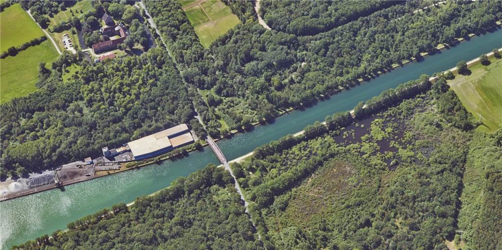 Großer Polizei-Einsatz: Verdächtige Päckchen im Kanal Der Rhein-Herne-Kanal in Bladenhorst. Die Polizei ermittelte am Montag wegen auf dem Wasser treibender Päckchen.