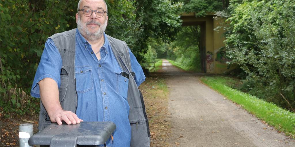 Mann outet sich: Der Plastik-Mülleimer am Radweg ist von mir Manfred Lawicki an dem neuen Abfallbehälter auf dem Klöcknerbahnweg. Er hatte dort zwischenzeitlich einen Plastikeimer aufgehängt, als der Mülleimer fehlte.