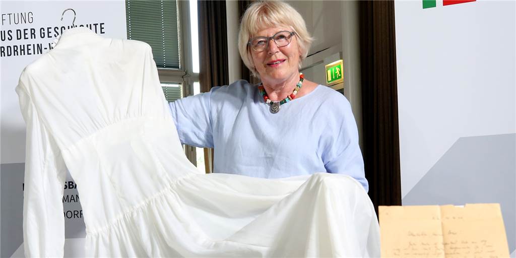 Einzigartige historische Sammlung: Eine Spur führt nach Castrop-Rauxel Inge Abresch, Gattin von Sammlungsgründer Werner Abresch, zeigt ein Brautkleid aus Fallschirmseide. Der Bräutigam hatte den Stoff seiner Braut aus Frankreich zur Anfertigung eines Hochzeitskleids schickte. Das Kleid wurde fertig, der Bräutigam aber fiel. Jahre später heiratete die Braut einen anderen Mann – in diesem Kleid. Es ist heute eines der herausragenden Stücke der Sammlung. Auch ein Castrop-Rauxeler Exponat ist dabei.