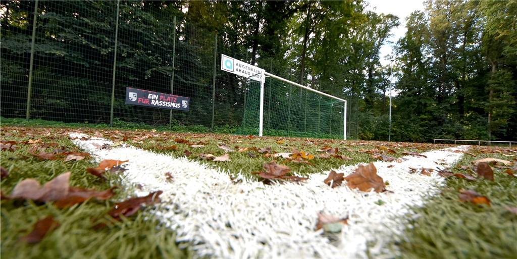 Schmierereien bei Eintracht Ahaus: Vorsitzender sieht politisches Motiv (K)ein Platz für Rassismus – Unbekannte haben das K auf dem Plakat gegen Rassismus in der Augenklinik Ahaus Arena übersprüht. Der Vorsitzende Stefan Kappenstiel verurteilt die Tat scharf.