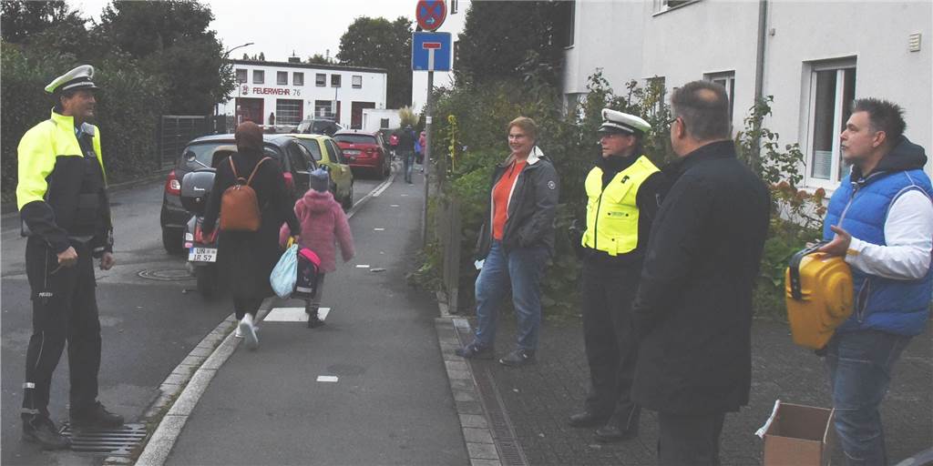 Die Polizei unterstützt den Einsatz für mehr Sicherheit an der Reichshofschule in Westhofen.
