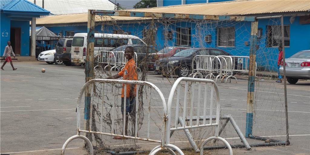 Afrikanische Bürokratie stoppt Spendenaktion aus Werne: „Wir sind verärgert“ Dietmar Wurst und Toni Tuklan waren im September in Nigeria. Eigentlich wollten sie die unzähligen gespendeten Sportartikel der Aktion „Glücklich geht einfach“ verteilen. Eigentlich. Die afrikanische Bürokratie hat dies jedoch verhindert.