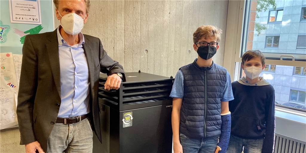 Lernen mit Luftfilter - Dortmunder Gymnasium: „Wir sind sehr dankbar“ Grundausstattung in jedem Klassenraum: Christoph Weishaupt, Direktor des Mallinckrodt-Gymnasiums, mit den Siebtklässlern Leo und Tristan an einem der Luftreinigungsgeräte.