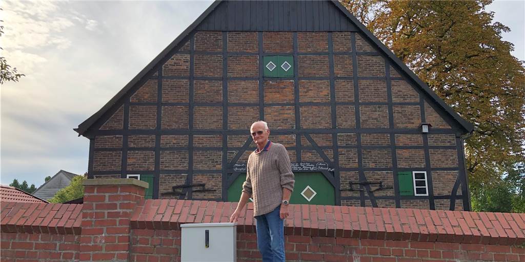Besitzer verärgert über „Blickfang“ vor prachtvollem Gutshof-Denkmal Klaus von Arnim ärgert sich über den Verteilerkasten, der auf dem Gehweg vor seinem Haus aufgestellt worden ist. Das weiße Rechteck verunstalte den Blick auf sein denkmalgeschütztes Haus an der Bachstraße 1 in Fröndenberg-Dellwig.