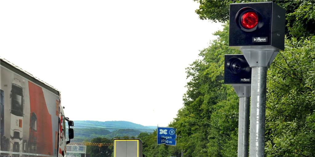 Nur rund drei Jahre sollte der Superblitzer ursprünglich auf der A45 in Richtung Frankfurt vor der Baustelle Lennetalbrücke stehen. Am Ende blieb er doppelt so lange.