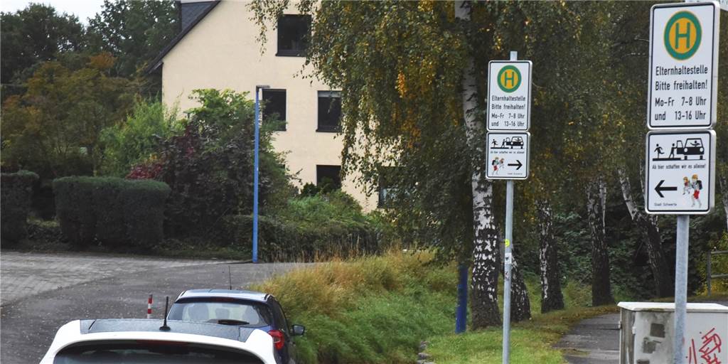Elterntaxis sind für Kinder gefährlicher als ein Schulweg zu Fuß Die „Elternhaltestelle" ist wie auf diesem Foto oft einfach zugeparkt. Die Probleme sind dadurch hausgemacht.