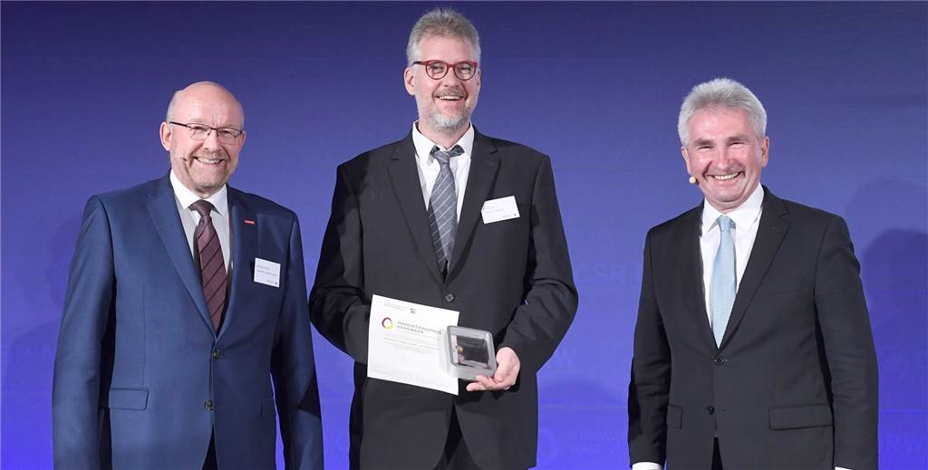 WHKT-Vizepräsident Berthold Schröder, Nils Berndt und Minister Andreas Pinkwart (v.l.) bei der Preisübergabe in Düsseldorf