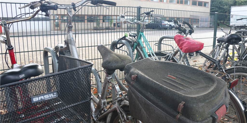 Bahnhofsvorplatz Werne erneut mit Fahrrad-Leichen gefüllt Wieder stehen viele alte Fahrräder offenbar schon seit langer Zeit am Bahnhof in Werne.