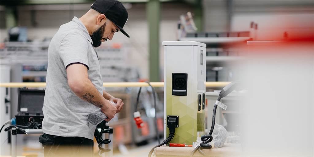 Plötzlich ausgebremst: Aktienkurs von boomender Dortmunder Firma rutscht ab Die Aktiengesellschaft stellt Ladestationen und auch Ladeboxen für Elektrofahrzeuge her. Aktuell muss das Unternehmen die Wachstumsprognose nach unten korrigieren.