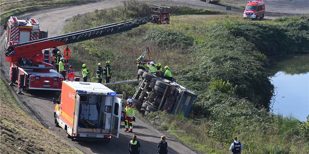 Auf der Halterner Deichbaustelle kippt Lkw um - Fahrer verletzt sich Die Feuerwehr Marl befreite den verletzten Lkw-Fahrer, Rettungssanitäter brachten ihn ins Krankenhaus.