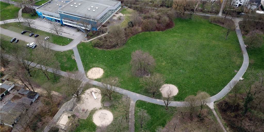 Super-Spielplatz am Hallenbad: Jetzt zweiter Anlauf für Fördergelder Auf der Grünfläche hinter dem Hallenbad soll eine attraktive Spiel- und Sportfläche entstehen. Die Luftaufnahme stammt aus dem März 2020, auch da gab es schon Planungen.
