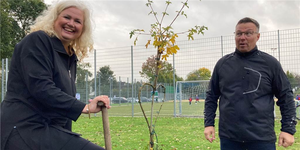 Bäume in Brechten wachsen zu Herzen – Das hat mehrere Bedeutungen Manuela Schultz-Metz und Evings Bezirksbürgermeister Oliver Stens stehen neben dem ersten Setzling der Herzbaum-Aktion.