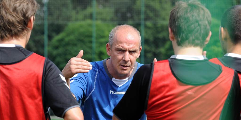 Fußballtraining mit Mario Basler und mehr: Tipps für die Herbstferien Mario Basler, hier als Trainer der Profis von Wacker Burghausen, schaut sich an, wie Kinder sich beim Torwandschießen anstellen.