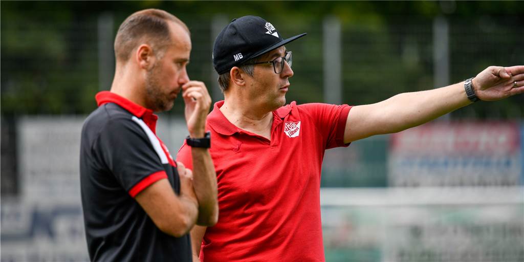 Dreierpack in einer Halbzeit: VfB Lünen löst ohne Probleme das nächste Ticket im Pokal Das Trainerteam des VfB Lünen um Mark Bördeling (r.) und Daniel Skubich sah einen ungefährdeten Sieg gegen die South Dortmund Soccers.