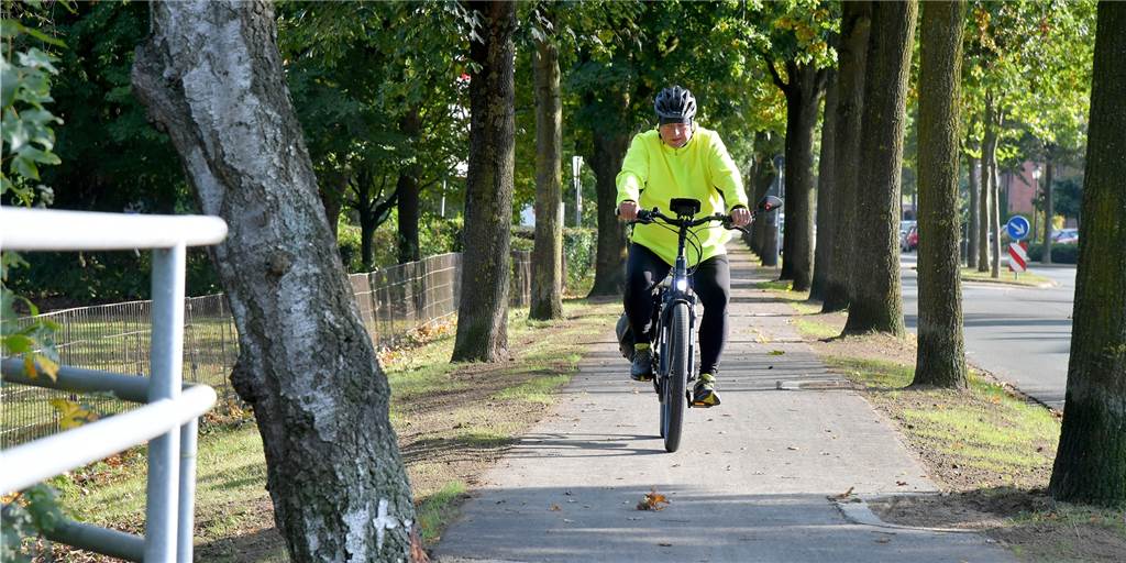 Neuer Radweg in Nordkirchen sorgt für Begeisterung - und das Gegenteil Uwe Blankenhagen ist von den Ausbuchtungen der Baumumrandungen, die in den Radweg hineinreichen, nicht begeistert.