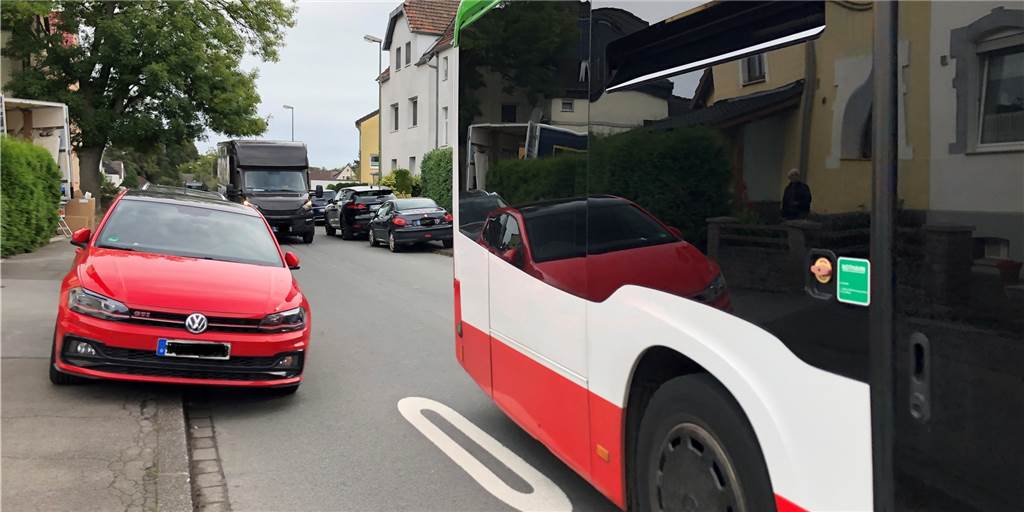 Busverkehr darf nicht länger durch Husener Eichwaldstraße führen Wenn die Busse durch die Husener Eichwaldstraße fahren, wird es eng