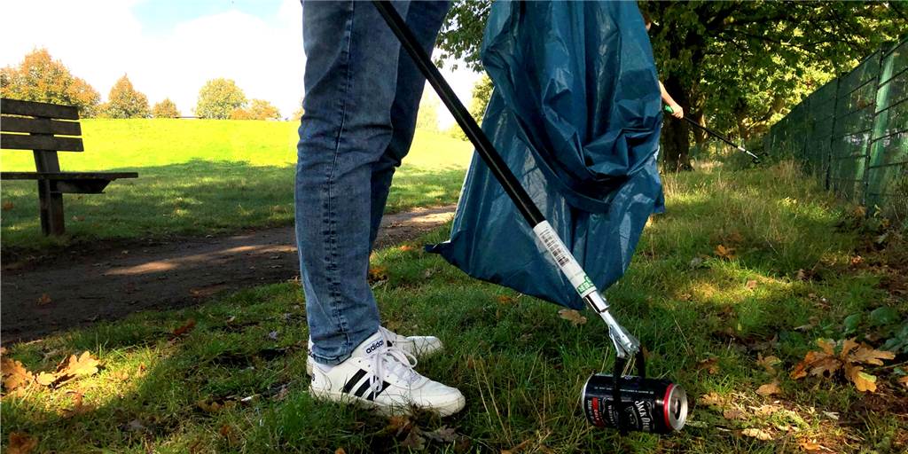 Halterner Abiturjahrgang sammelt Müll für die Umwelt – und die Abikasse Mit Greifzangen und Müllsäcken hat der Halterner Abitur-Jahrgang an mehreren Plätzen in Haltern Müll gesammelt.