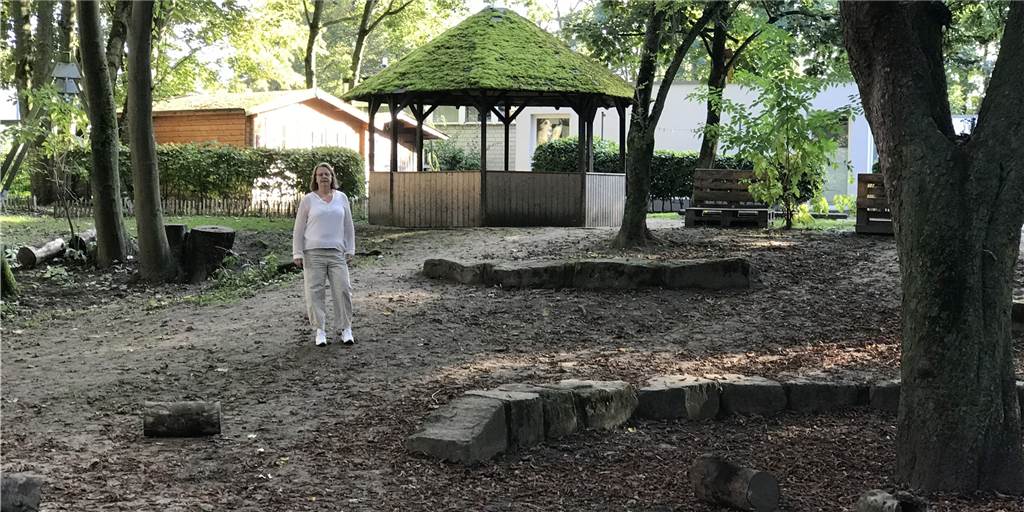 Zuschuss: Familienzentrum profitiert im Finale der Mitte-Konferenz Leiterin Claudia Jägering will auf dem weitläufigen Gelände des Familienzentrums St. Agatha eine Weihnachts-Werkstatt veranstalten. An dieser Stelle soll das "Tipi der Begegnung" stehen.