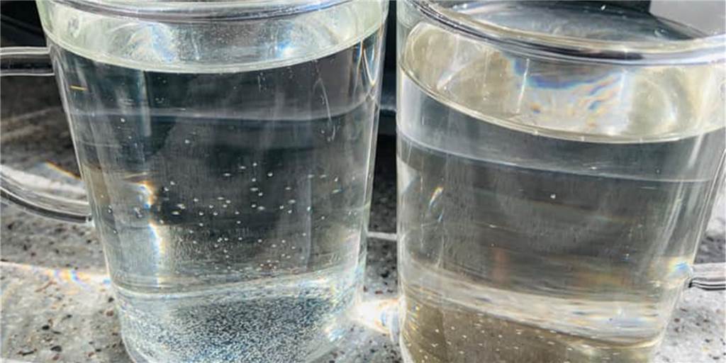 Braune Brühe und schwierige Kommunikation: Bürger-Ärger über Gelsenwasser Das klare Wasser und das trübe Wasser. Der Vergleich macht die Unterschiede gut deutlich. Gelsenwasser versuchte, die Störung am Freitag zu beheben.