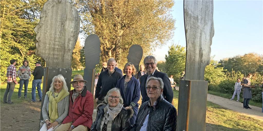 „Sprechende Köpfe“: Kunstwerk im Bürgerpark Dorsten eingeweiht Die Künstler und die Initiatoren weihten die Kunstbänke "Talking Heads" am Freitag ein.
