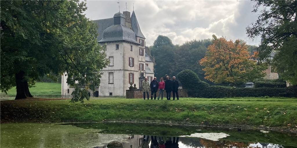 Über die Rettung des historischen Teichs an Schloss Bodelschwingh freuen sich (v.l.) Ubbo de Boer und Hans-Ulrich Peuser vom Förderverein Schloss Bodelschwingh, Mireta und Felix zu Knyphausen sowie Dirk Holtermann von der Dr. Gustav Bauckloh-Stiftung.