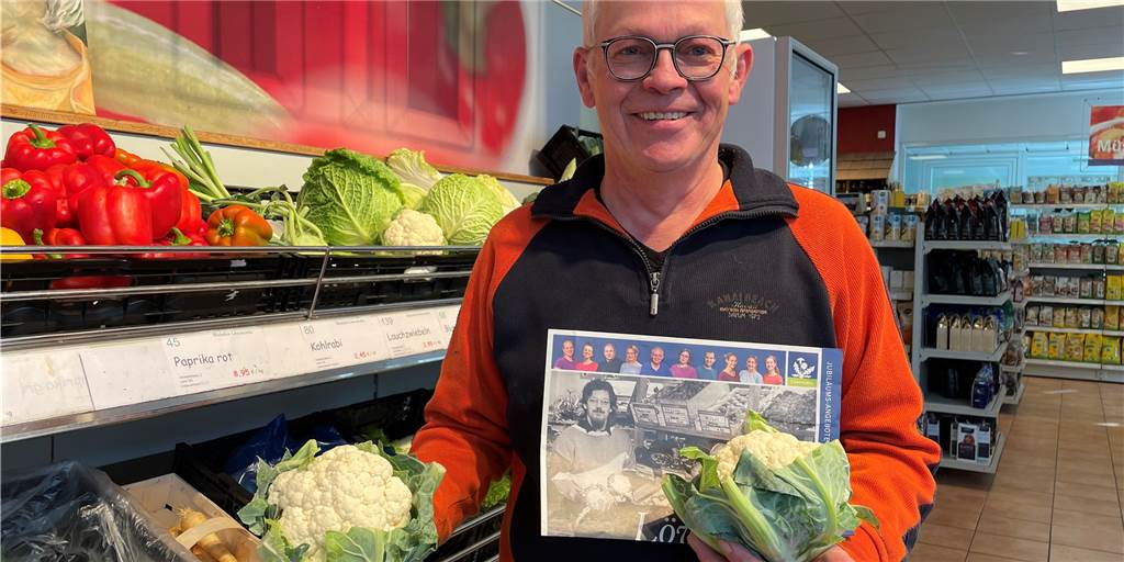 Muttermilch-Analyse, Bio-Wein und Co.: Castrop-Rauxeler Bioladen wird 40 Ludger Vollmer in seinem Bioladen in Castrop-Rauxel. Das Bild in seiner Hand entstand vor 40 Jahren.
