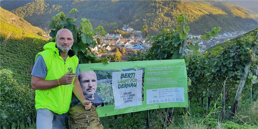 Berthold Kortbus hat die 240 Kilometer bis Dernau im Ahrtal zu Fuß gemeistert. Dafür belohnte er sich selbst mit einem Glas Wein aus der Region.