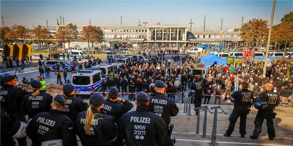 Rund 500 Rechtsextremisten sammelten sich am Samstagnachmittag (9.10.) zunächst am Dortmunder Hauptbahnhof.