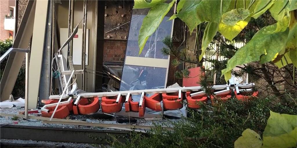 Video zeigt Ort der Verwüstung nach Sprengung des Sparkassen-Automaten Der Eingang zur Sparkasse in Oespel ist durch die Explosionen zerstört.