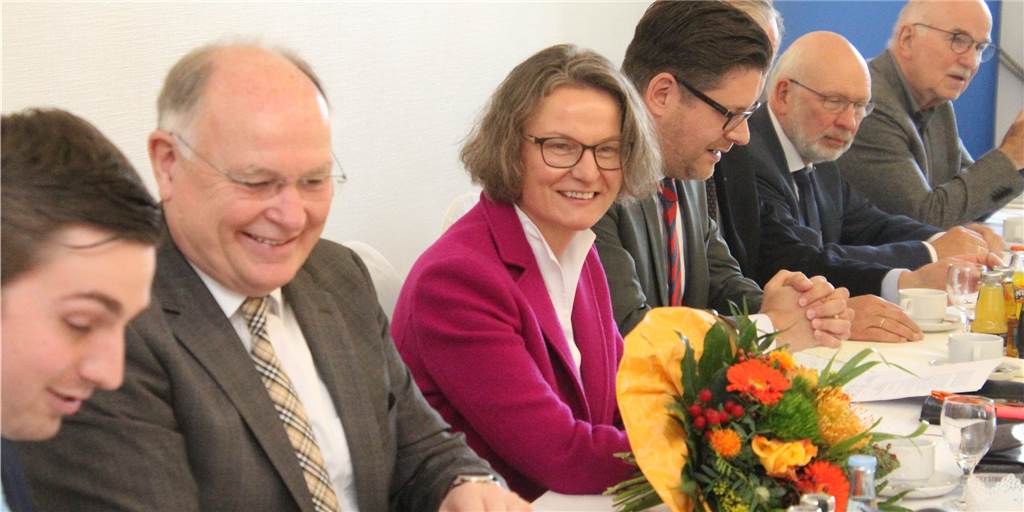Ministerin Ina Scharrenbach zieht mit 100 Prozent Zustimmung in Wahlkampf Ministerin Ina Scharrenbach zieht mit 100 Prozent Zustimmung in Wahlkampf