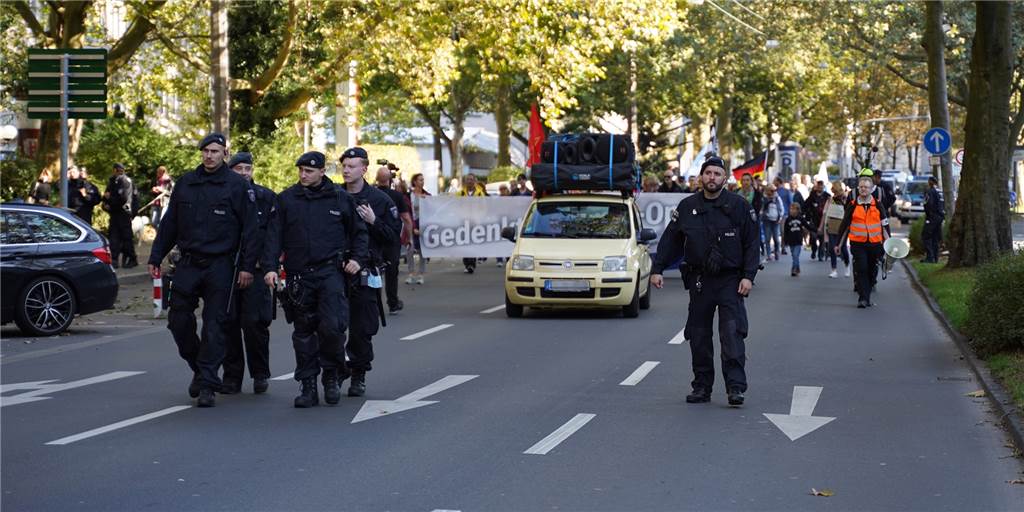 Impfgegner demonstrieren auf dem Dortmunder Wall – und finden kaum Beachtung Impfgegner demonstrieren auf dem Dortmunder Wall – und finden kaum Beachtung